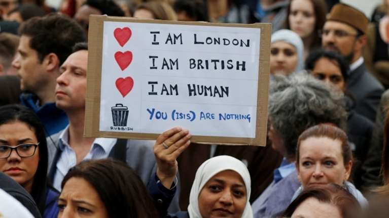 Το Λονδίνο θρηνεί για τα θύματα με σύνθημα:«Ενωμένοι»