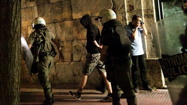 Συμβουλές στους ένστολους για &quot;καλούς τρόπους&quot; στις προσαγωγές