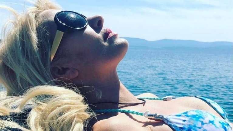 Η ασυνήθιστη ολόσωμη φωτογραφία της Ελένης Μενεγάκη με το μπικίνι της