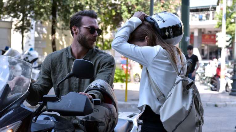 Η διαφορετική άφιξη της «μηχανόβιας» Εφης Αχτσιόγλου στα γραφεία του ΣΥΡΙΖΑ