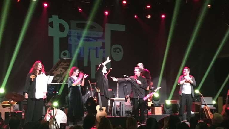 50 χρόνια για το Φορτηγό του Διονύση Σαββόπουλου που ταξιδεύει στη Δήλο