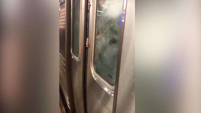 Εφιάλτης στο μετρό της Ν.Υόρκης για εκατοντάδες επιβάτες  video