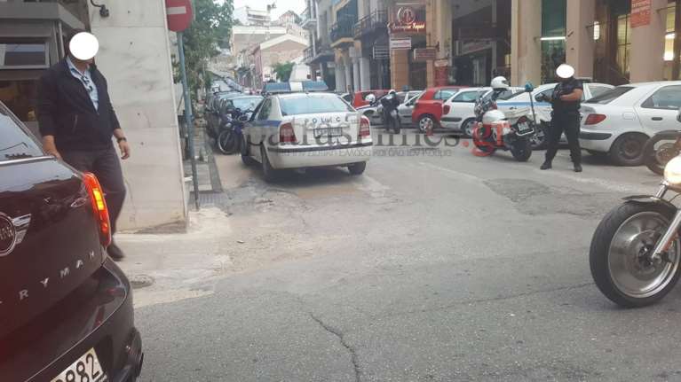 Πανικός στην Πάτρα: Πεζός κράδαινε μαχαίρι σε κεντρικό δρόμο