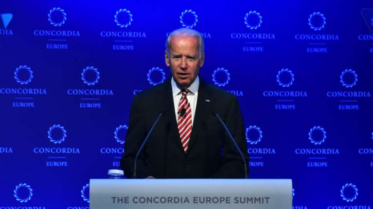 Μπάιντεν: Η ανόρθωση της Ελλάδας επιβάλλει παραγραφή χρέους