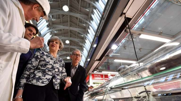 Οι κρεοπώλες του Λονδίνου αποδοκίμασαν την Τερέζα Μέι