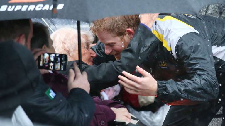 Χάρι εσύ super star: Πανζουρλισμός για τον πρίγκιπα Χάρι στην Αυστραλία