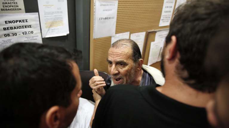 Φραστικά επεισόδια και ένταση στους πλειστηριασμούς - φωτό και video-