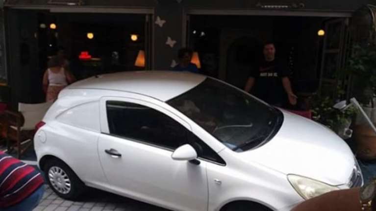 Ξάνθη: Αυτοκίνητο εισέβαλε σε καφετέρια -φωτό