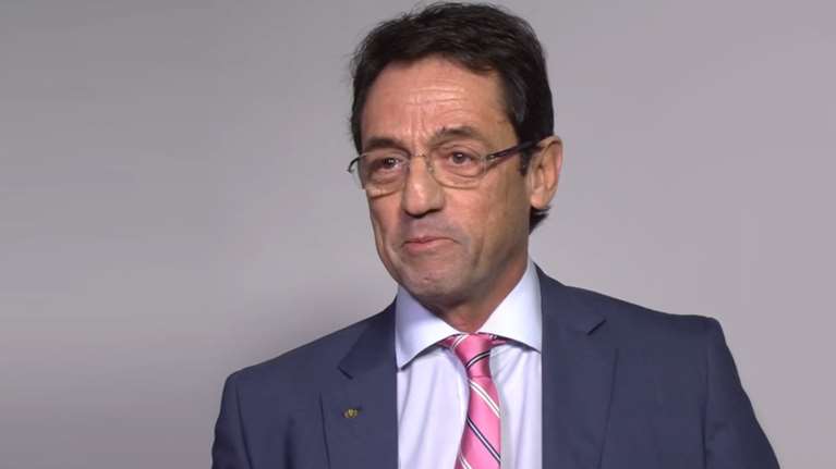 Μάικ Σπανός:  Η εξωπλανητική επιλογή του ΑΚΕΛ για την προεδρία της Κύπρου