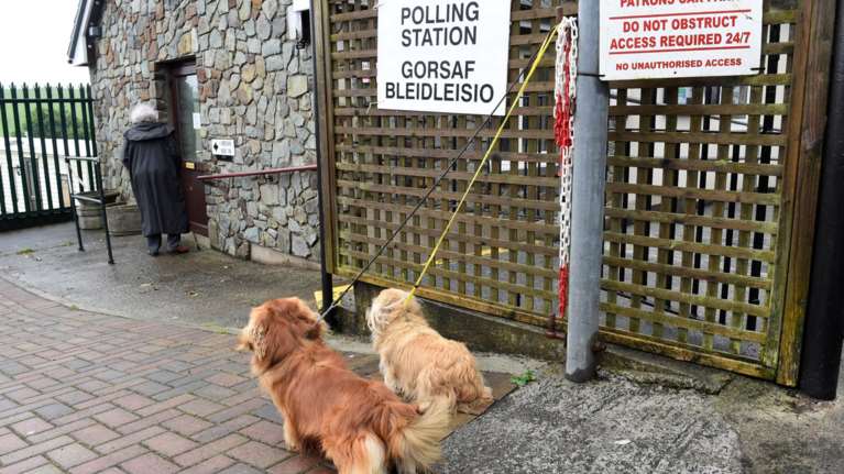 Αυτή είναι η αγαπημένη συνήθεια των Βρετανών μπροστά στις κάλπες - φωτό -