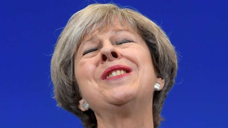 Θα παραιτηθεί η Τερέζα Μέι; Τι της υπενθυμίζουν οι Εργατικοί