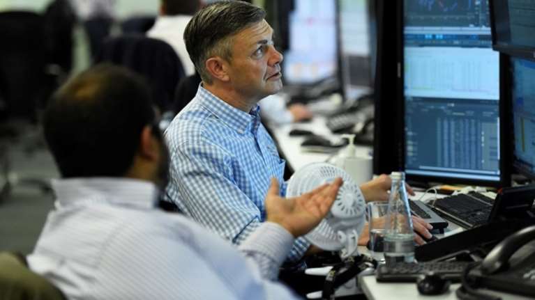 Παρά τα exit polls τραπεζικοί αναλυτές βλέπουν αυτοδυναμία Μέι