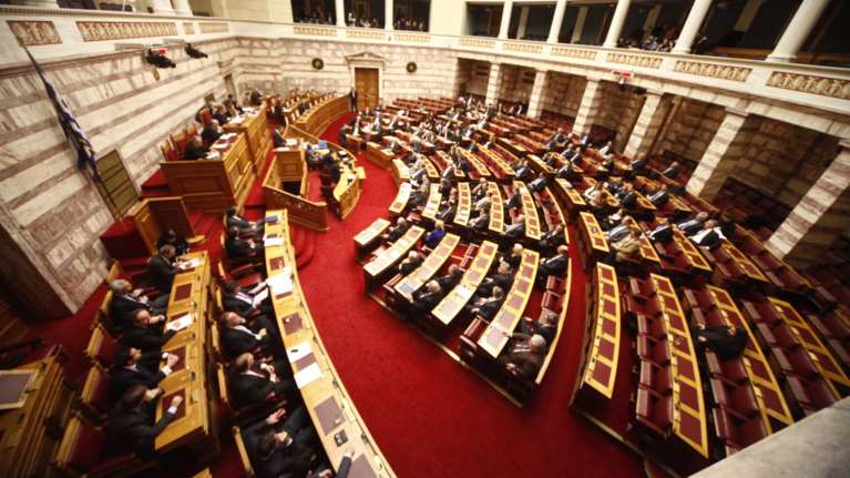 Σύγκρουση στη Βουλή για τα τελευταία προαπαιτούμενα [live]