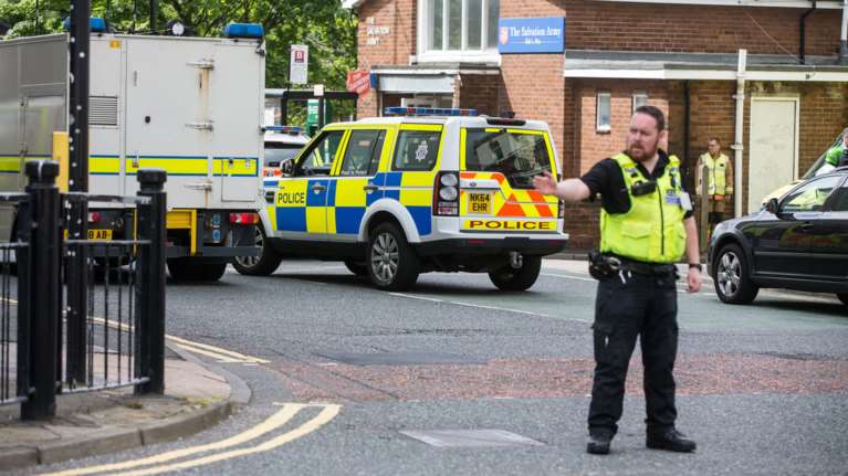 Άνδρας με μαχαίρι κρατάει ομήρους στο Νιουκαστλ