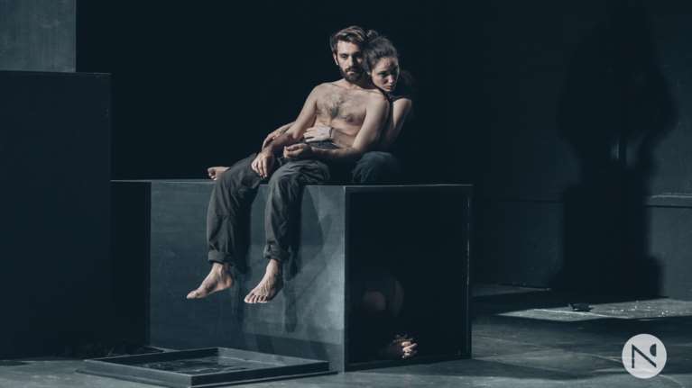 «ΜΗΤΡΟΠΟΛΗ» στο Σύγχρονο Θέατρο: Παράταση έως 18 Ιουνίου