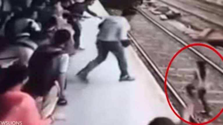 Τρένο χτυπάει 19χρονη που περπατάει με ακουστικά στις ράγες -video