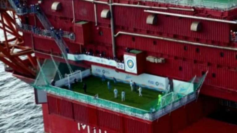 Η Ζενίτ παίζει μπάλα πάνω σε πλατφόρμα εξόρυξης πετρελαίου