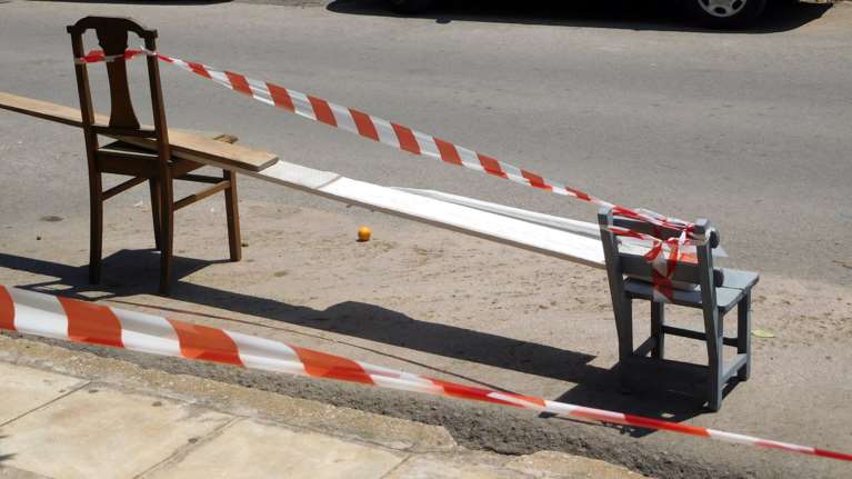 Νέος ΚΟΚ: Τέλος οι καρέκλες ως "καβάτζες" σε θέσεις πάρκινγκ