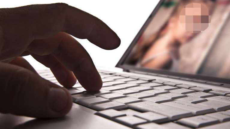 Συνελήφθη 35χρονος με 2.300 αρχεία πορνογραφίας ανηλίκων