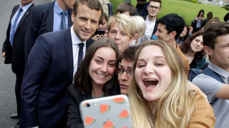 «Mακρονμάνια» στις κάλπες των βουλευτικών της Γαλλίας