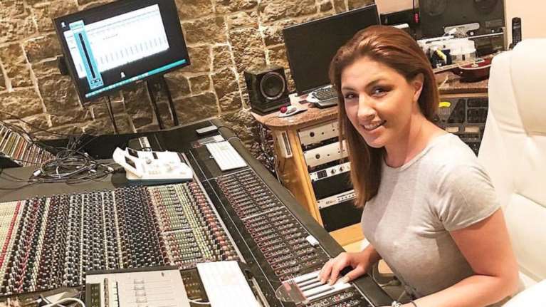 Η Έλενα Παπαρίζου κάνει χούλα-χουπ κατά των διακρίσεων!