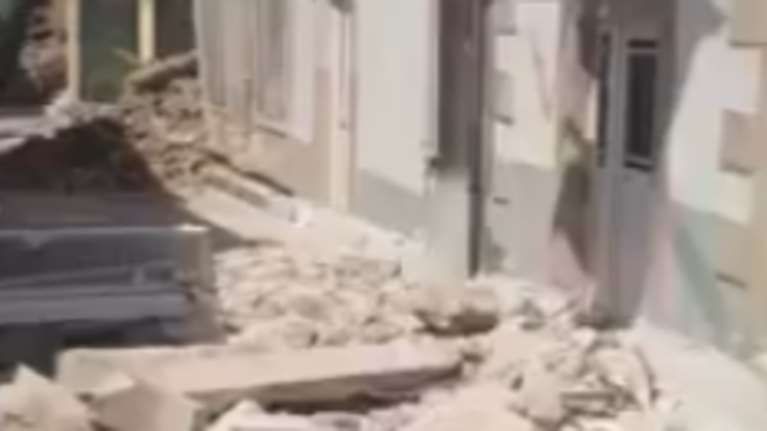 Οι πρώτες εικόνες από τη Λέσβο - Γκρεμισμένα σπίτια [βίντεο]