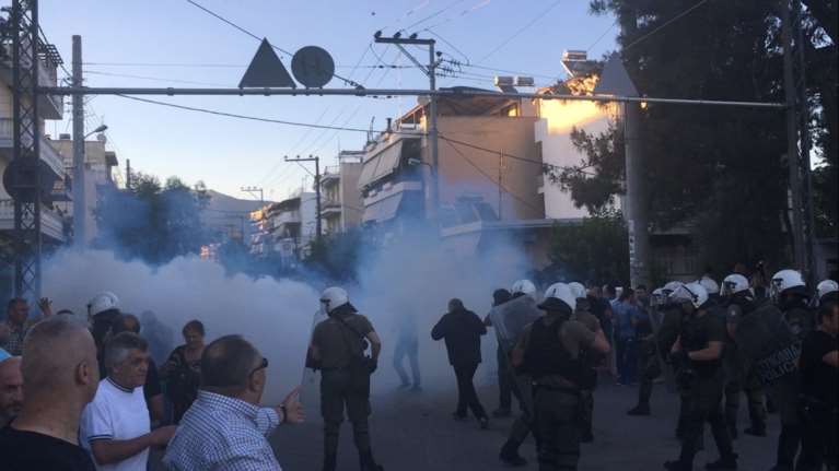 Μενίδι: Πετροπόλεμος και χημικά στην πορεία κατά των Ρομά