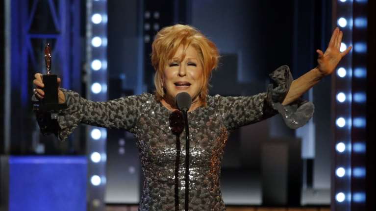 Η Μπέτι Μίντλερ θριαμβεύει στα βραβεία Τόνι