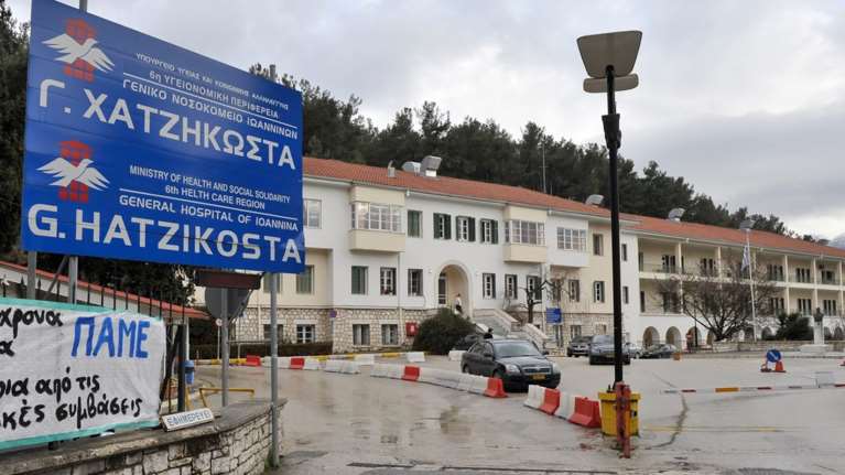 Σοκ στην Πρέβεζα: Νεαρή μητέρα με τραύμα από σκεπάρνι στο κεφάλι