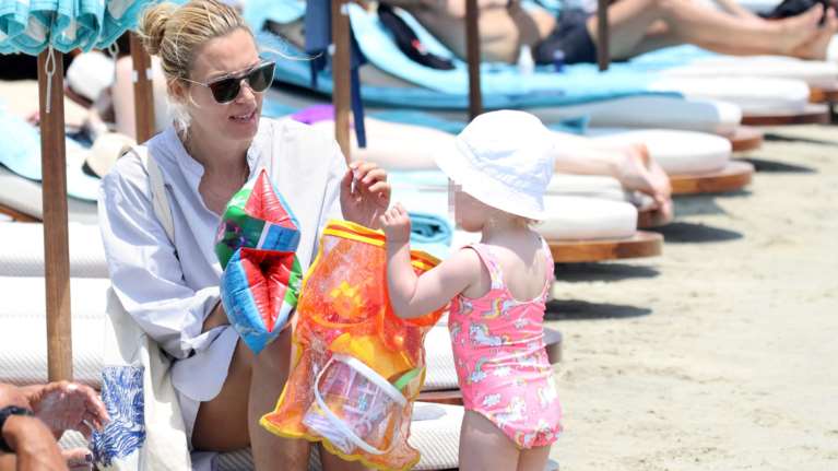 Η γλυκύτατη κόρη της Καγιά με ροζ ολόσωμο μαγιό στη Μύκονο [Εικόνες]