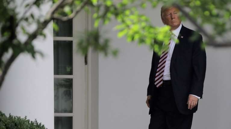 Τραμπ: Θα απολύσει και τον ειδικό σύμβουλο που ερευνά τις σχέσεις με Ρωσία;