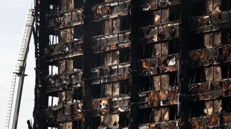 Τι απέμεινε από τον πύργο που φλέγεται στο Λονδίνο
