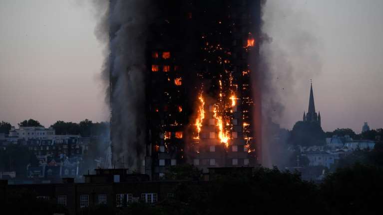 Φόβοι για εγκλωβισμένους στον πύργο που φλέγεται στο Λονδίνο