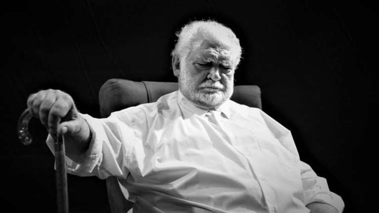 Ο Κώστας Καζάκος γίνεται Οιδίποδας στην Επίδαυρο. Εικόνες και βίντεο