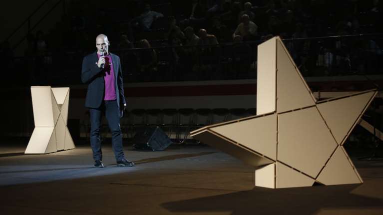 Βαρουφάκης: Θα μπορούσαν να ρίξουν  βόμβα για να μειωθούν οι συντάξεις