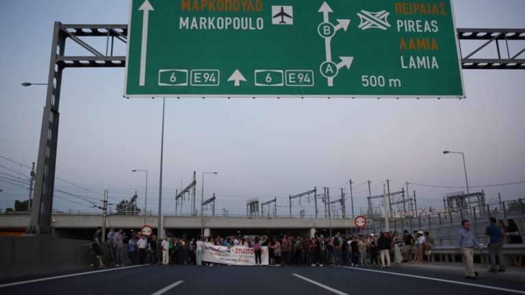 Εκλεισαν την Αττική Οδό οι κάτοικοι του Μενιδίου
