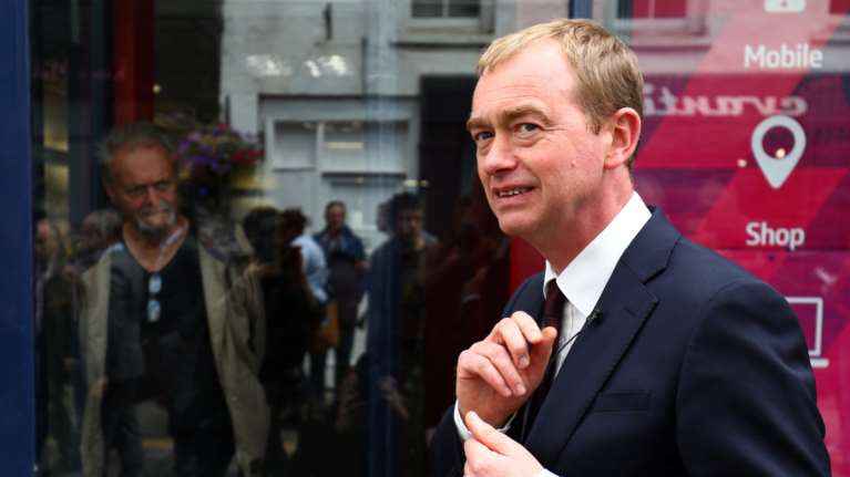 Παραίτηση λόγω ..πίστης για τον ηγέτη των Δημ. Φιλελεύθερων Τιμ Φάρον