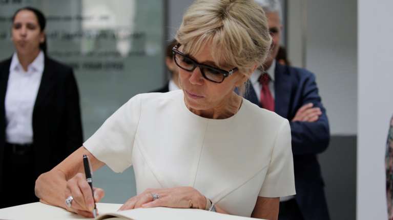 Πάντα κoμψή με λευκό και μαύρο στο Μαρόκο η Μπριζίτ Μακρόν [Εικόνες]