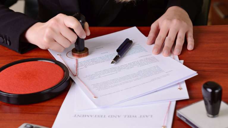 54χρονη ψάρευε «θύματα» για αγορές ακινήτων που έβγαιναν στο σφυρί