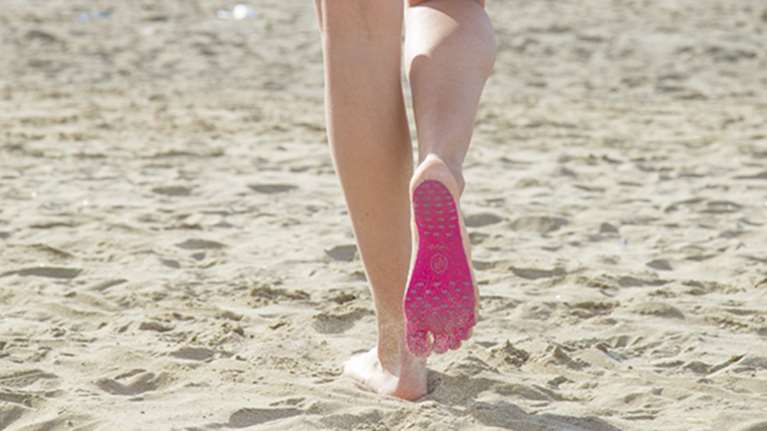 Ξεχάστε τις σαγιονάρες στην παραλία, ήρθαν τα... Nakefit - Βίντεο