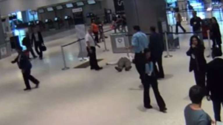 Υπάλληλος αεροπορικής σπρώχνει στο πάτωμα 71χρονο