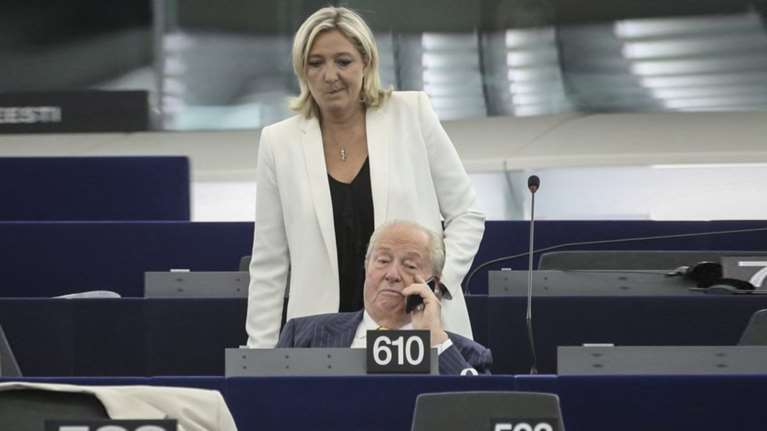 Η Ευρωβουλή ήρε την ασυλία της Μαρίν Λεπέν και του πατέρα της