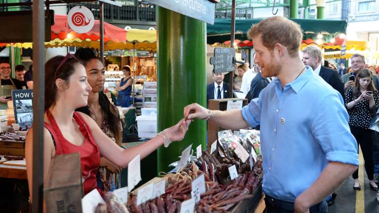 Ο Πρίγκιπας Χάρι απότισε φόρο τιμής στα θύματα του Μπόροου Μάρκετ
