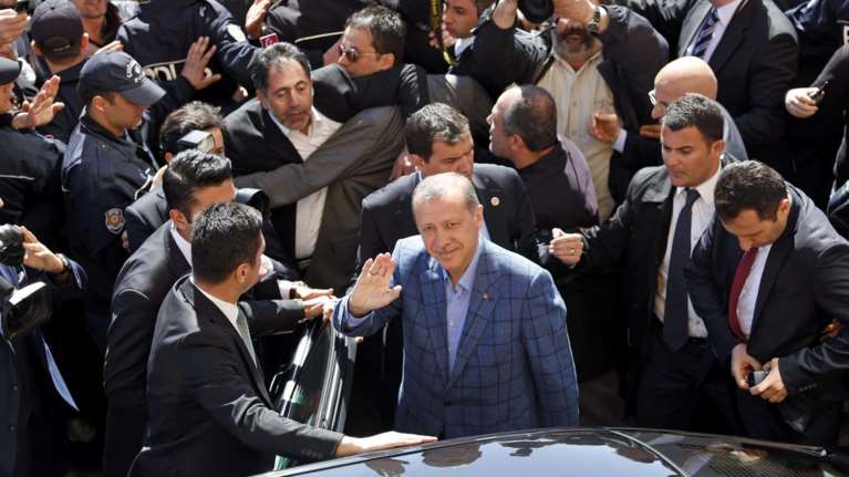 Eντάλματα σύλληψης για 12 σωματοφύλακες του Ερντογάν