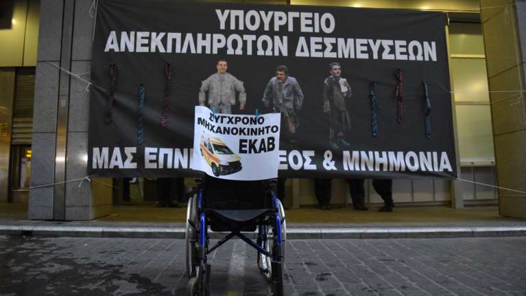 Ολονυχτία της ΠΟΕΔΗΝ στο ΥΠΟΙΚ: Απέκλεισαν την είσοδο - Εστησαν σκηνές