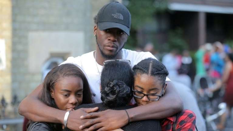 Η Sun δημοσιεύει κατάλογο με 65 αγνοούμενους της φωτιάς