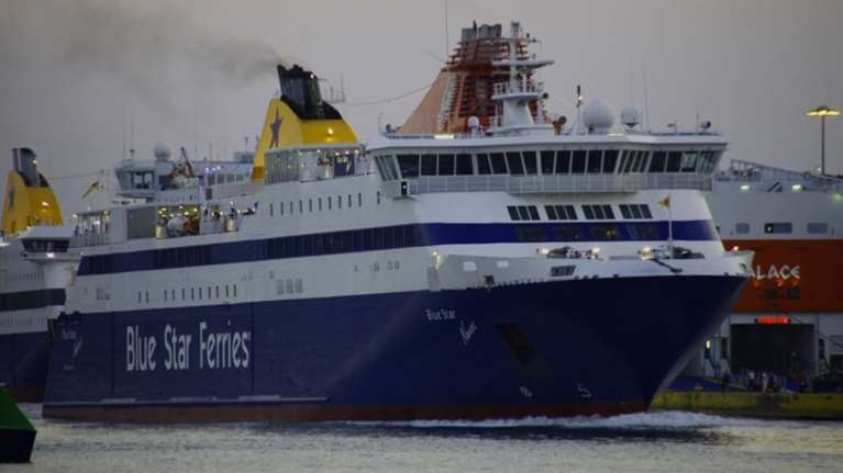 Προσέκρουσε στο λιμάνι του &quot;blue star naxos&quot;