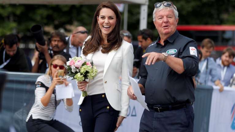 Το απίστευτα κομψό και οικονομικό navy look της Κέιτ Μίντλετον