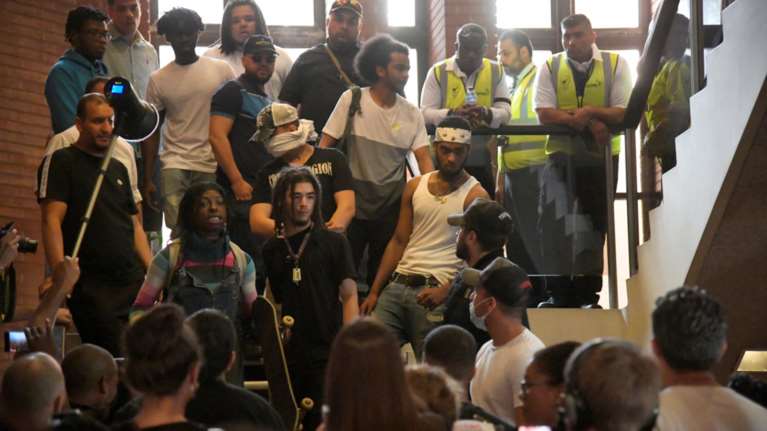 Διαδηλωτές μπούκαραν σε δημαρχείο του Λονδίνου ζητώντας «δικαιοσύνη»