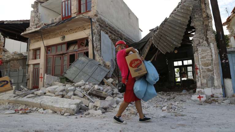 Νερό, γάλα, κρουασάν και φρυγανιές στους σεισμοπαθείς της Λέσβου